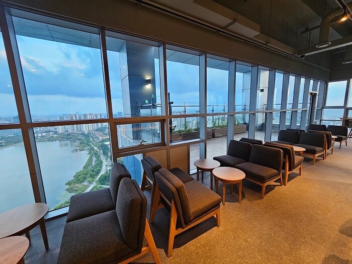 Starbucks Gwanggyo SK View Lake 41F, photo 2