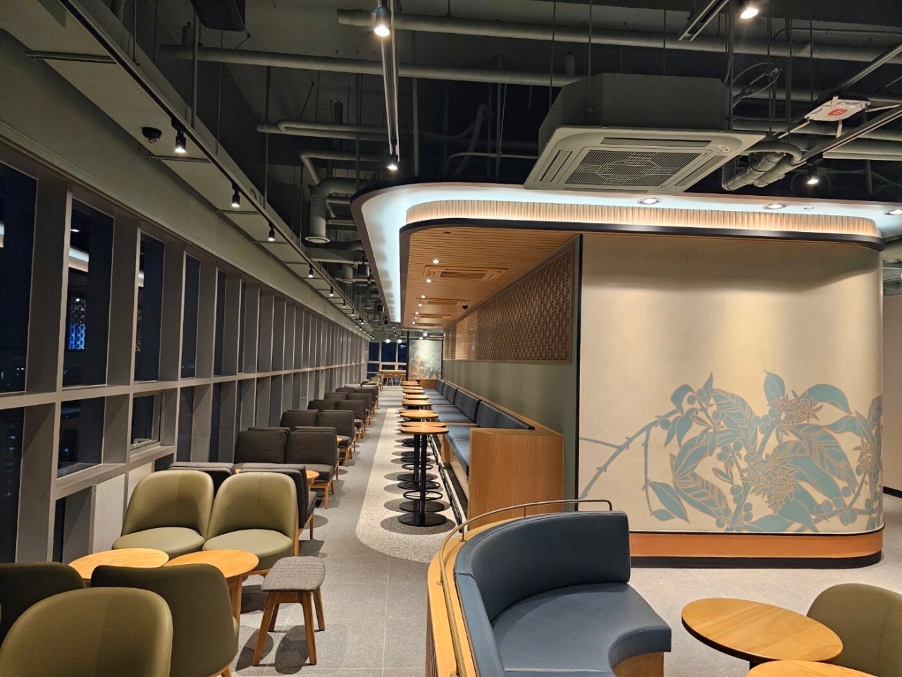 Starbucks Gwanggyo SK View Lake 41F, photo 3