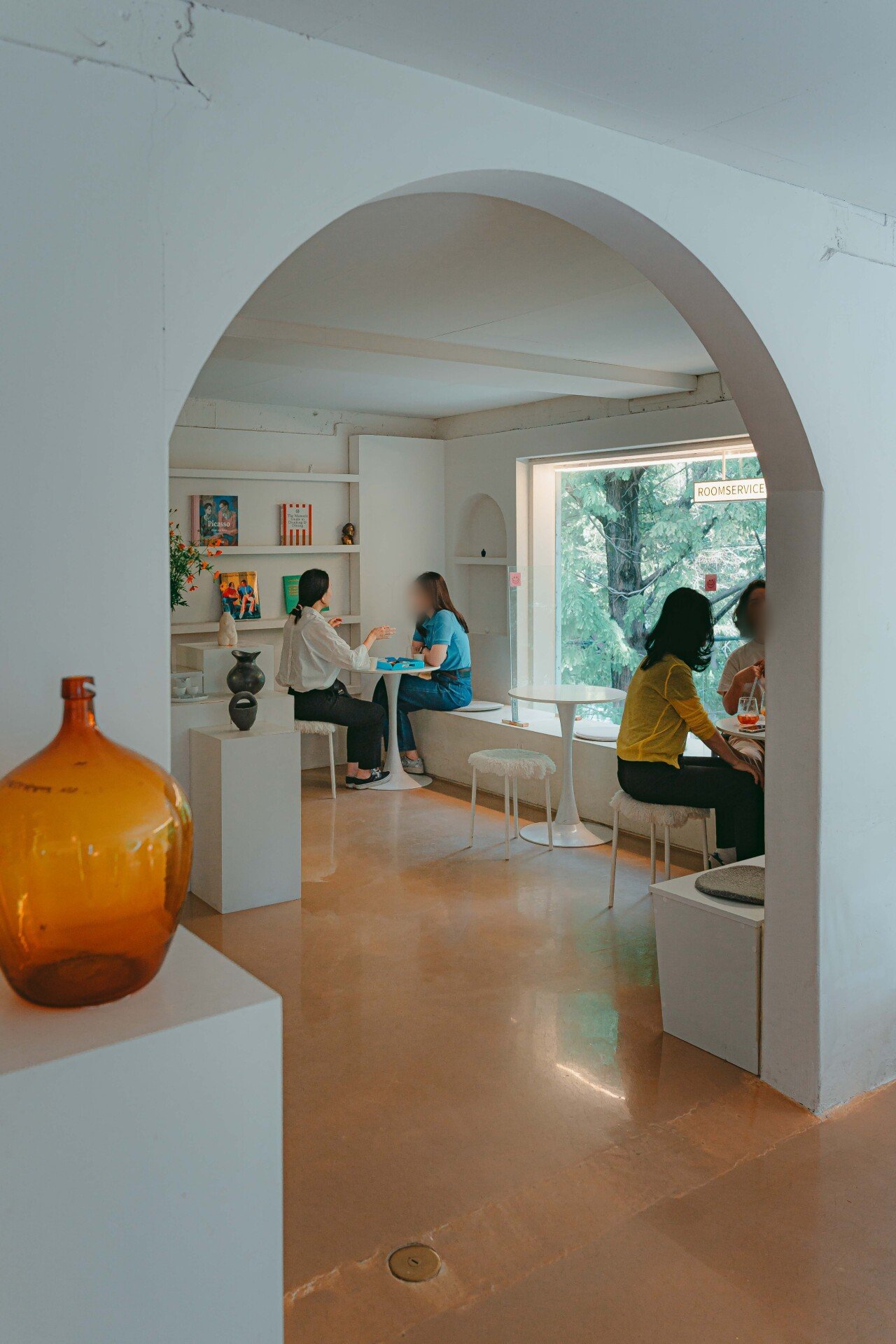 Room Service 301, photo 2